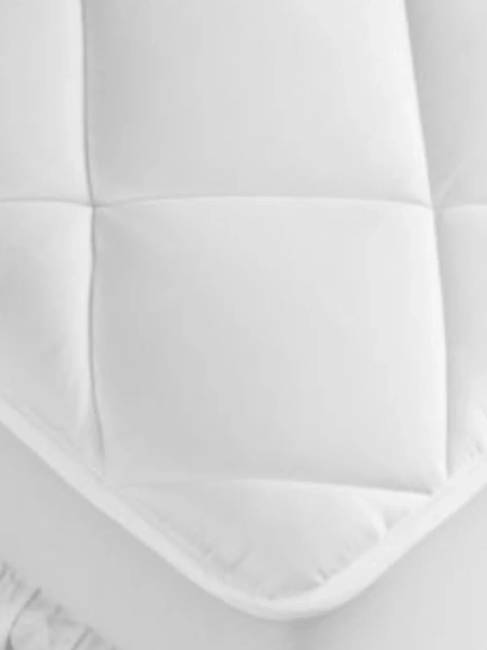 Macy’s Hotel Collection White Queen Size Quilted Mattress Pad - Hypoallergenic